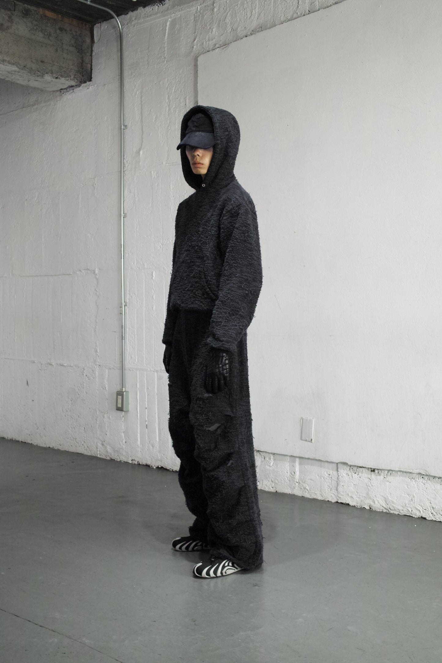 DISTRESSED  FABRIC HOODIE / BLACK