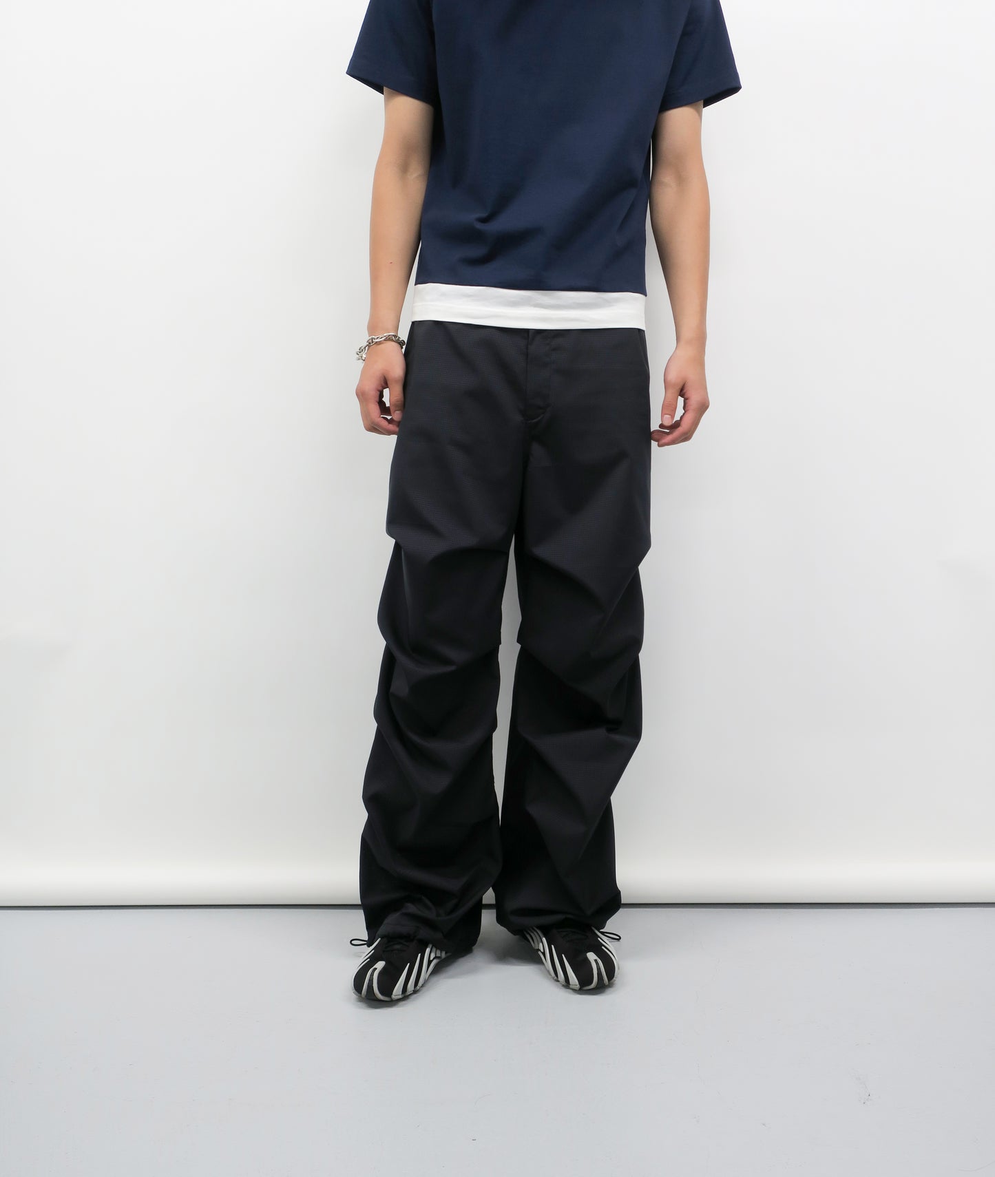 DOT AIR STRETCH 4-TUCK TROUSERS/ BLACK