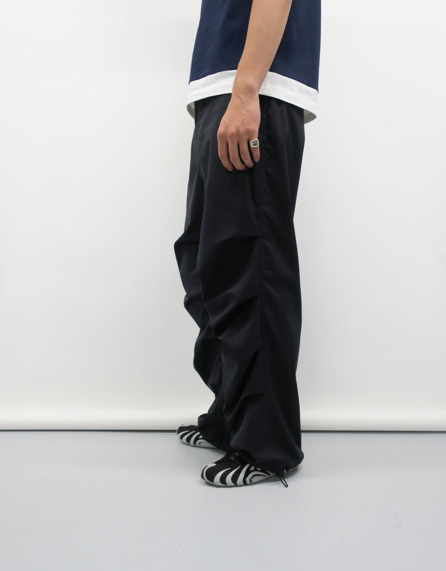 DOT AIR STRETCH 4-TUCK TROUSERS/ BLACK