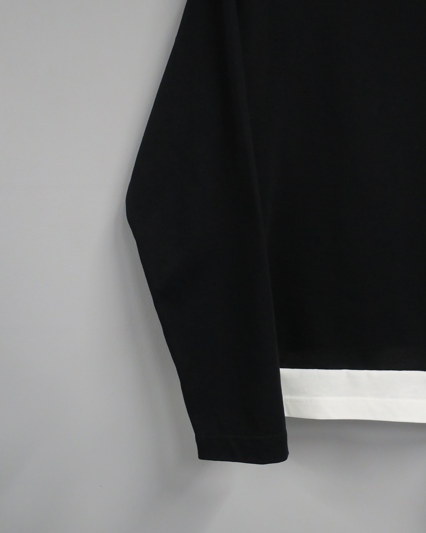 CONTRAST HEM LAYERED LONG SLEEVE T-SHIRTS / BLACK