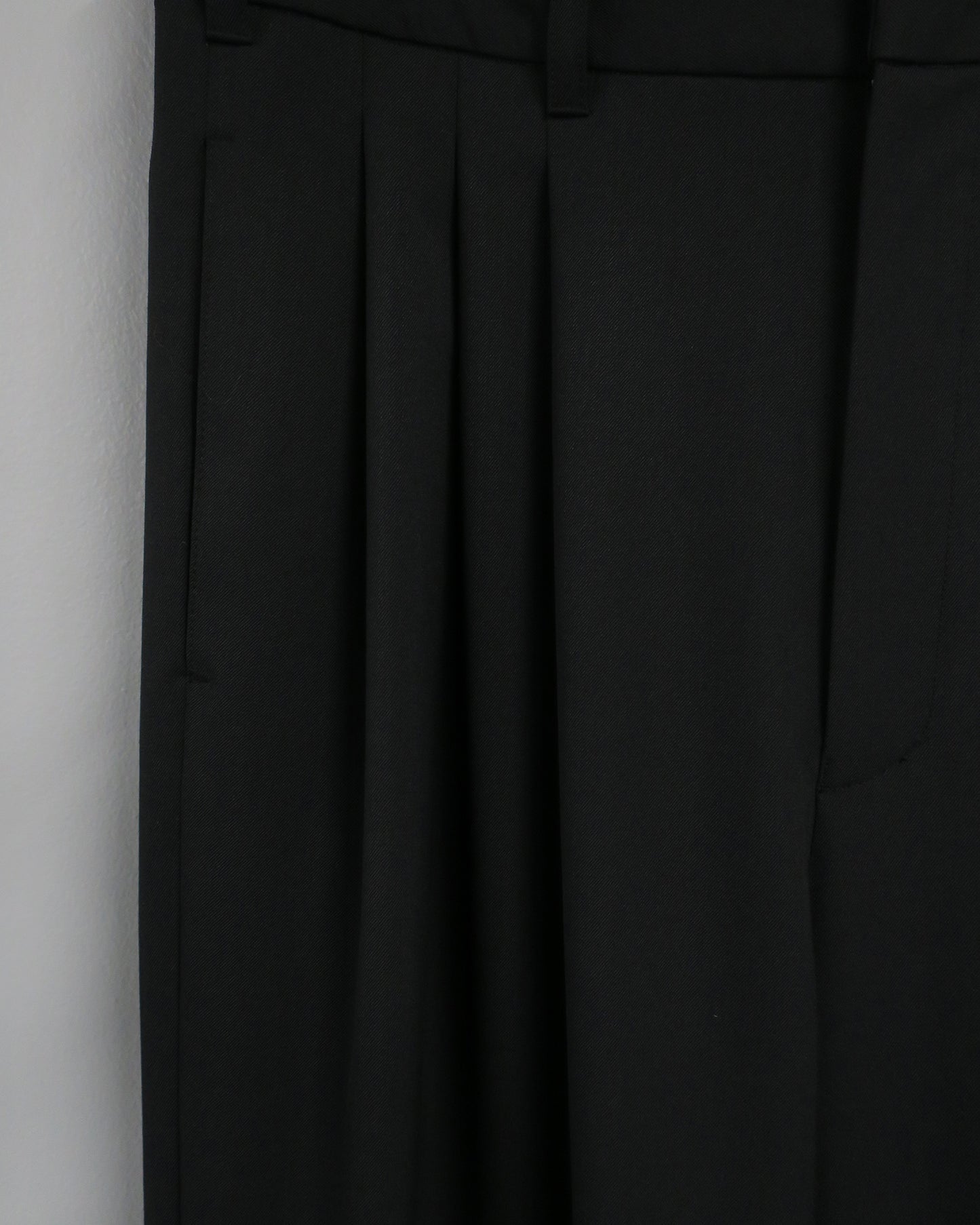 【RE-STOCK】3TUCKS FLEX GABARDINE TAPERED TROUSERS / BLACK