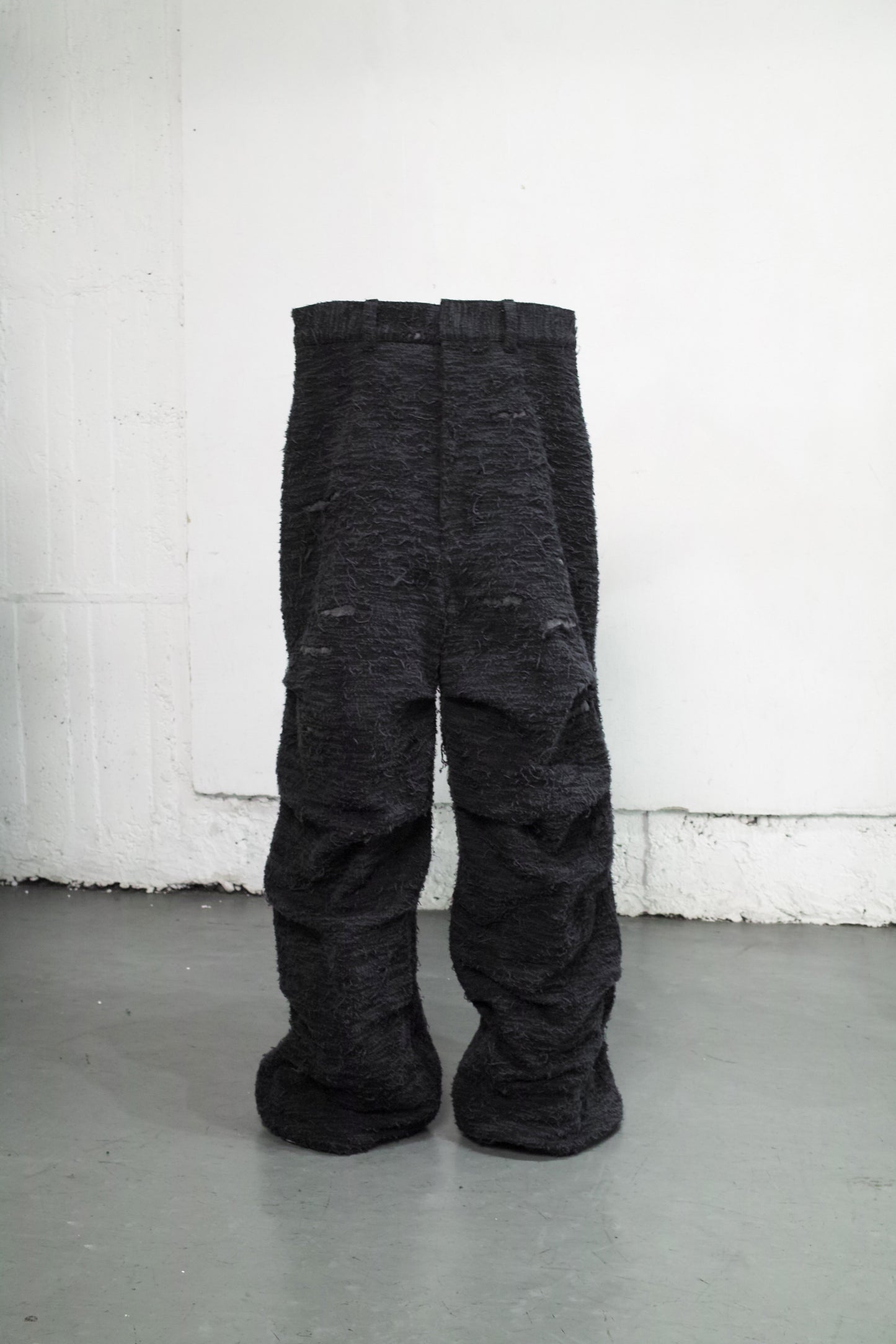 DISTRESSED  FABRIC 4-TUCK TROUSERS / BLACK