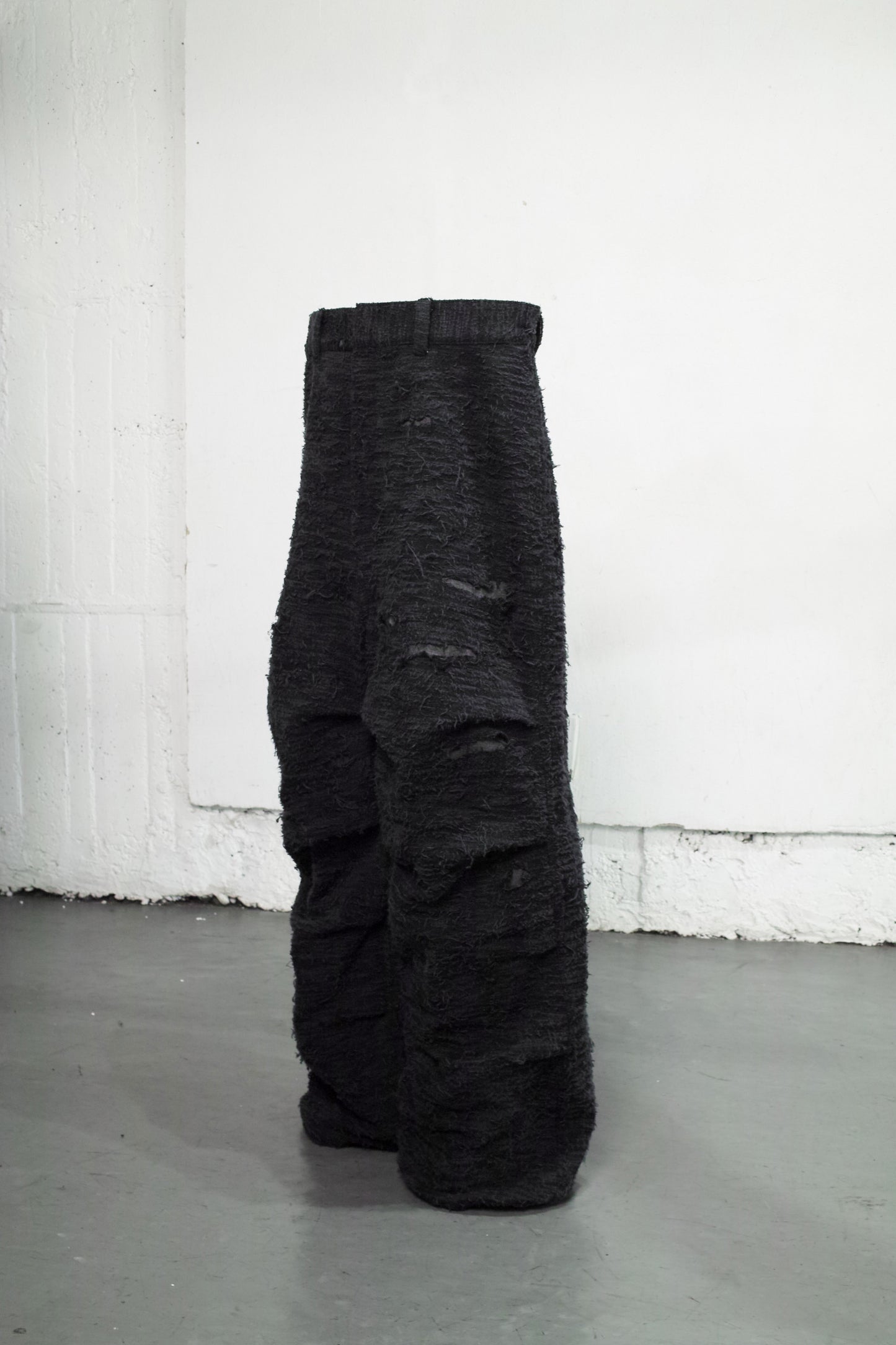 DISTRESSED  FABRIC 4-TUCK TROUSERS / BLACK