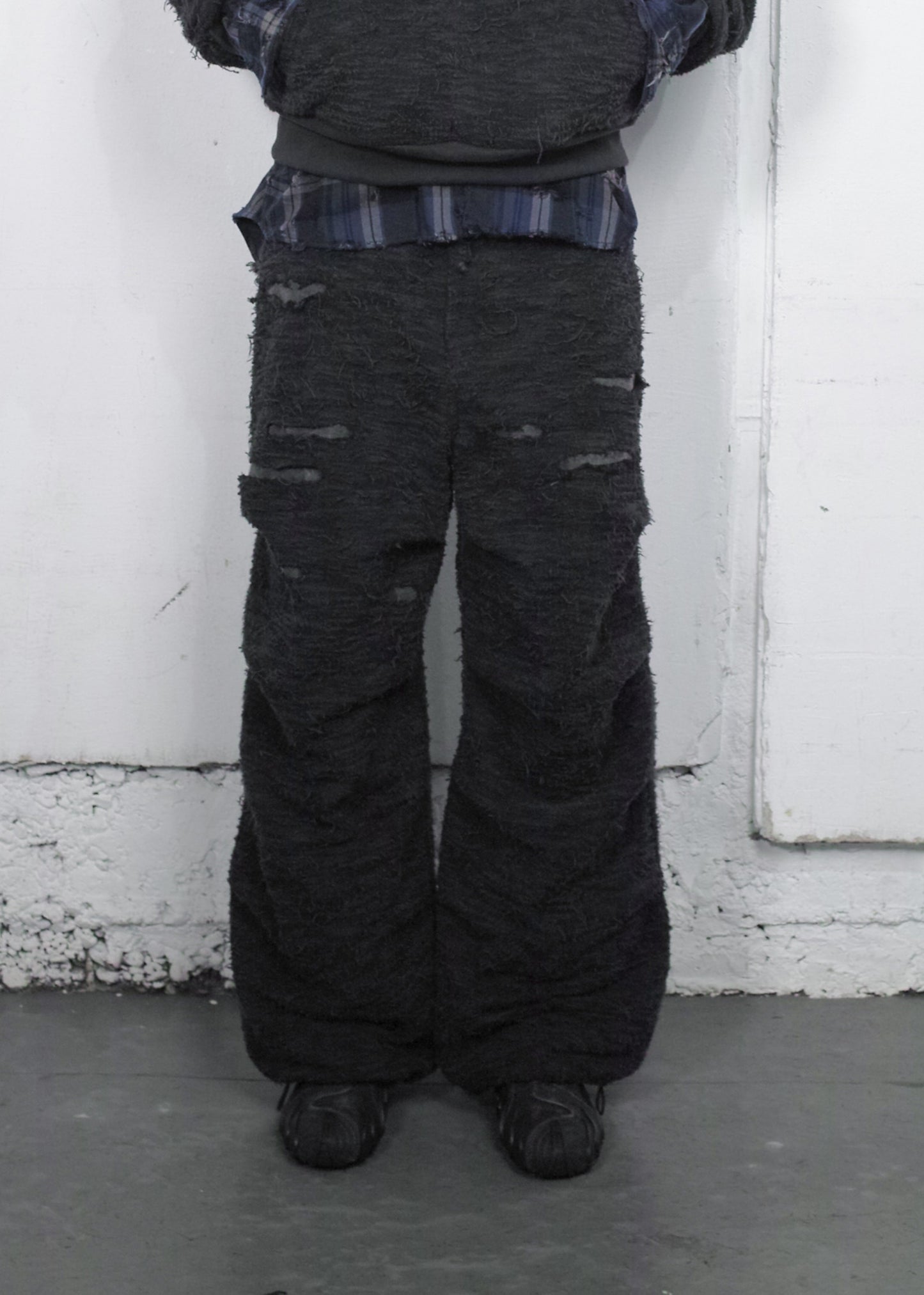 DISTRESSED  FABRIC 4-TUCK TROUSERS / BLACK