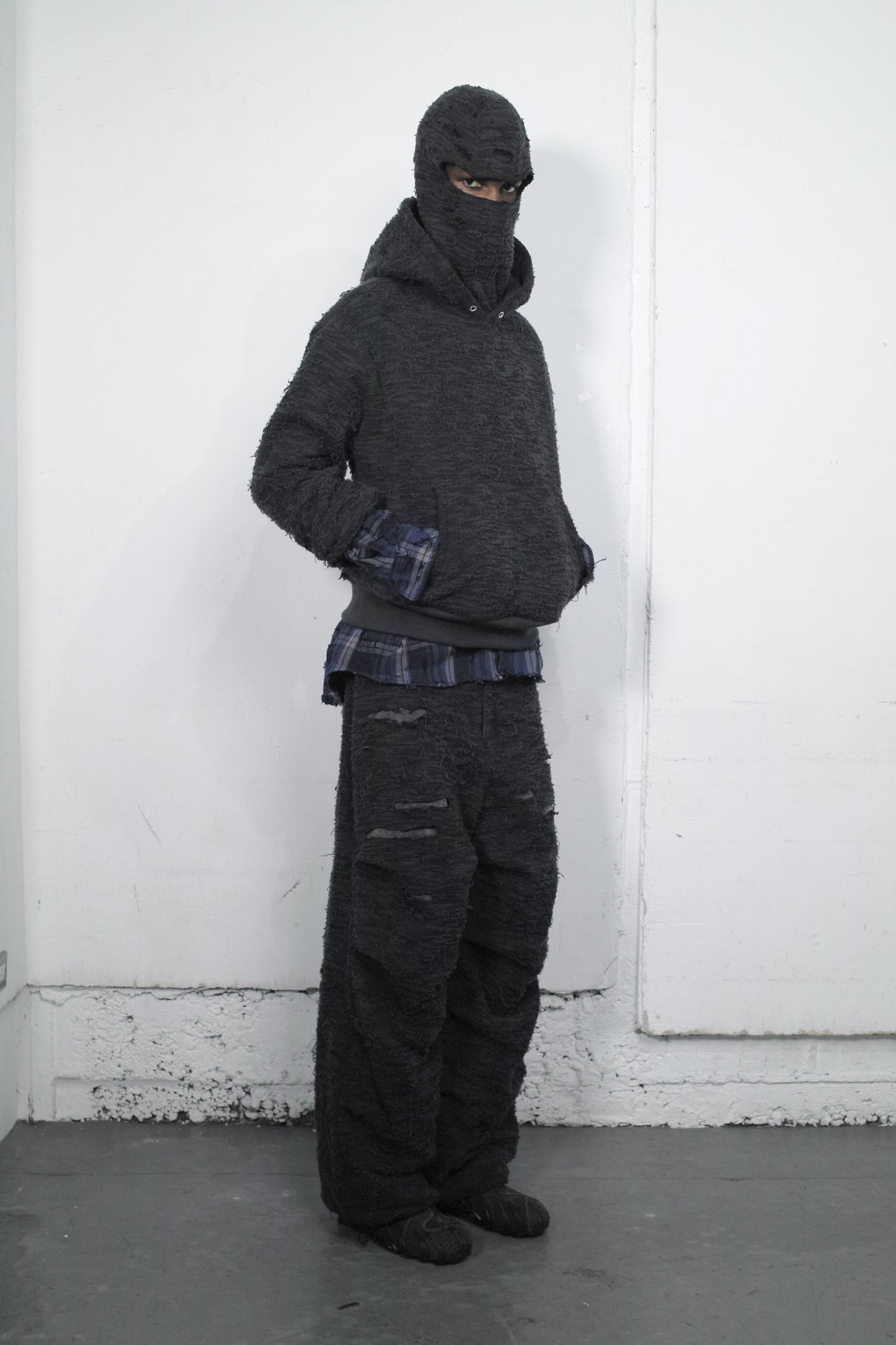 DISTRESSED  FABRIC HOODIE / BLACK