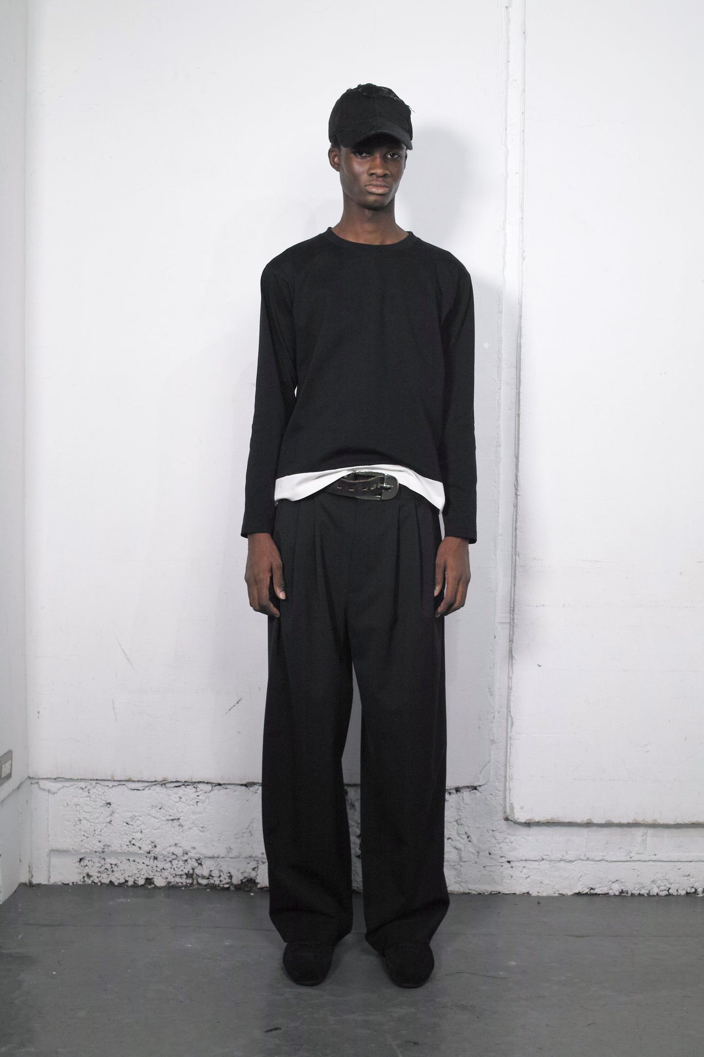 CONTRAST HEM LAYERED LONG SLEEVE T-SHIRTS / BLACK