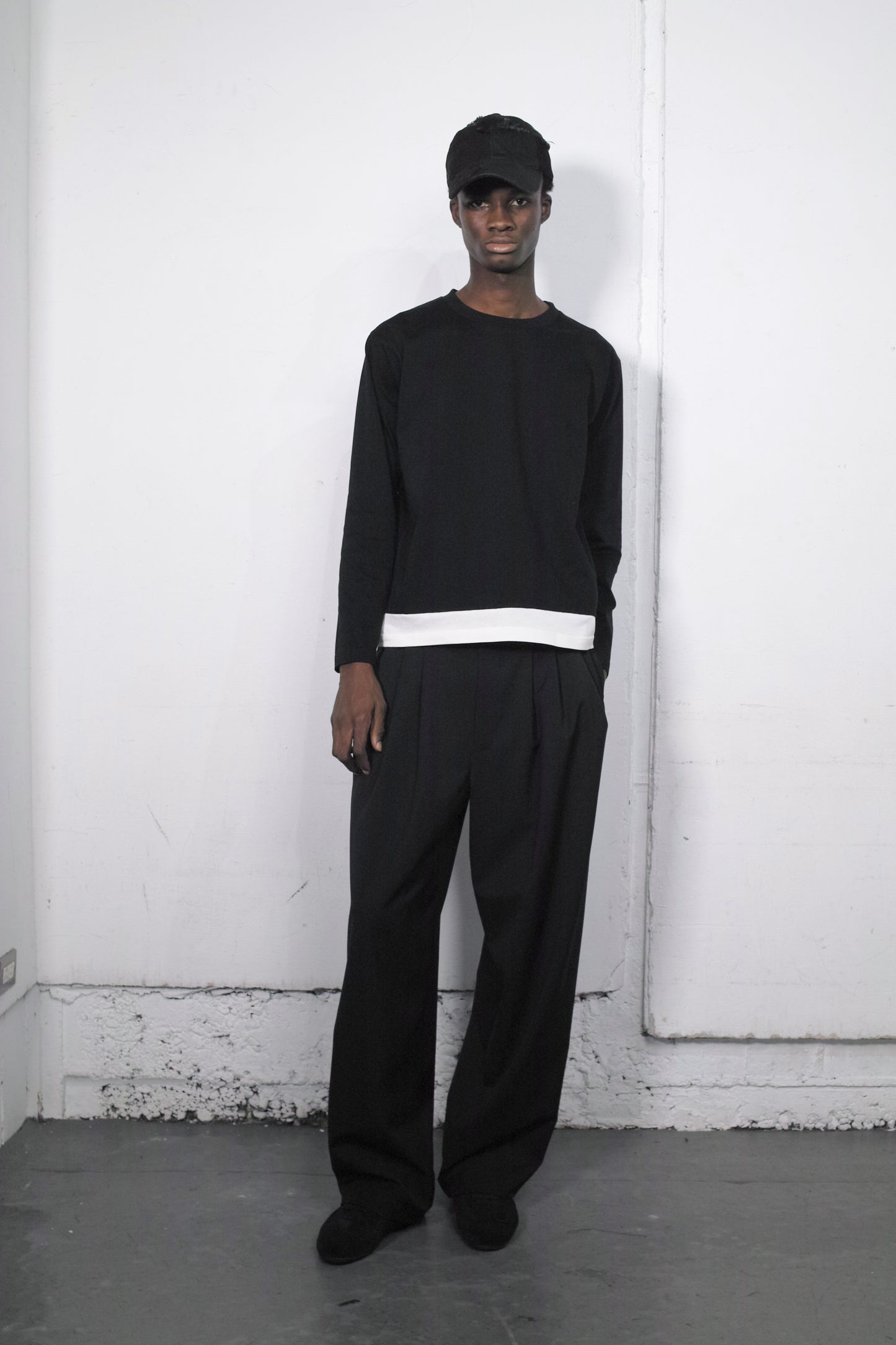 CONTRAST HEM LAYERED LONG SLEEVE T-SHIRTS / BLACK