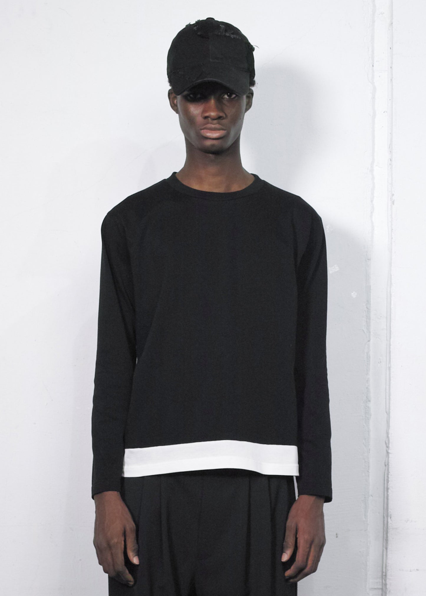 CONTRAST HEM LAYERED LONG SLEEVE T-SHIRTS / BLACK