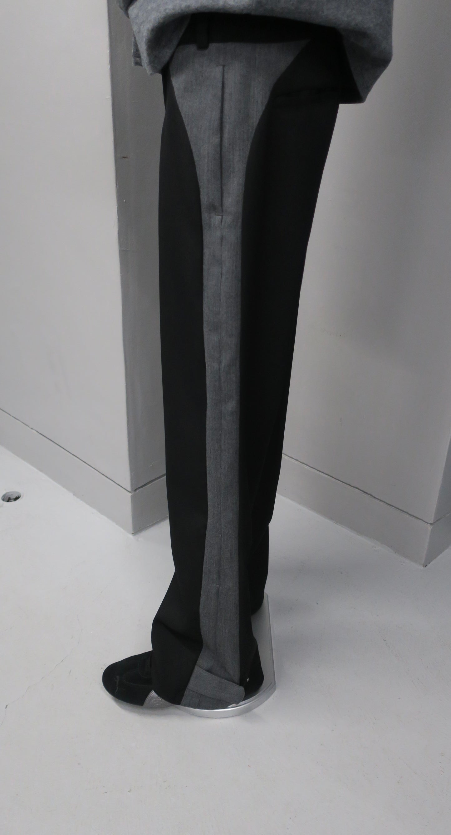 STREAMLINED CONVERTIBLE HEM TROUSERS/ BLACK×GRAY