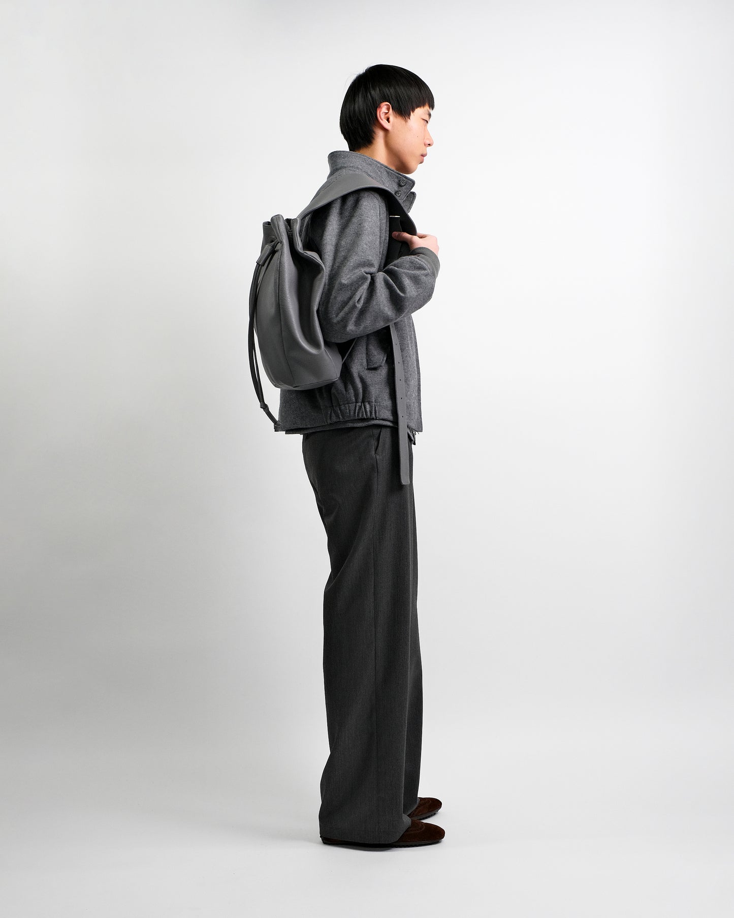 TECHNICAL COW LEATHER DRAWSTRING BAG / GRAY