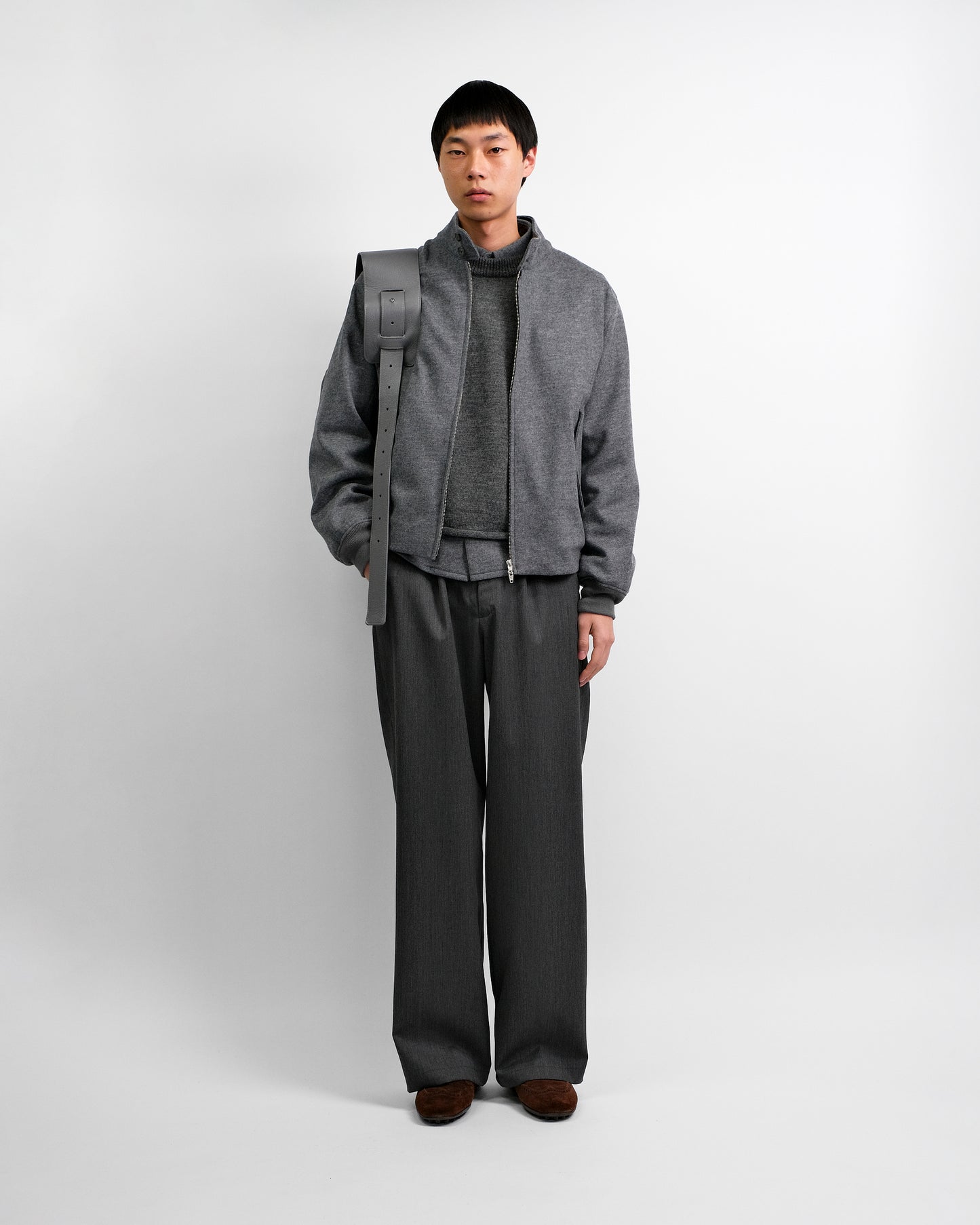 TECHNICAL COW LEATHER DRAWSTRING BAG / GRAY