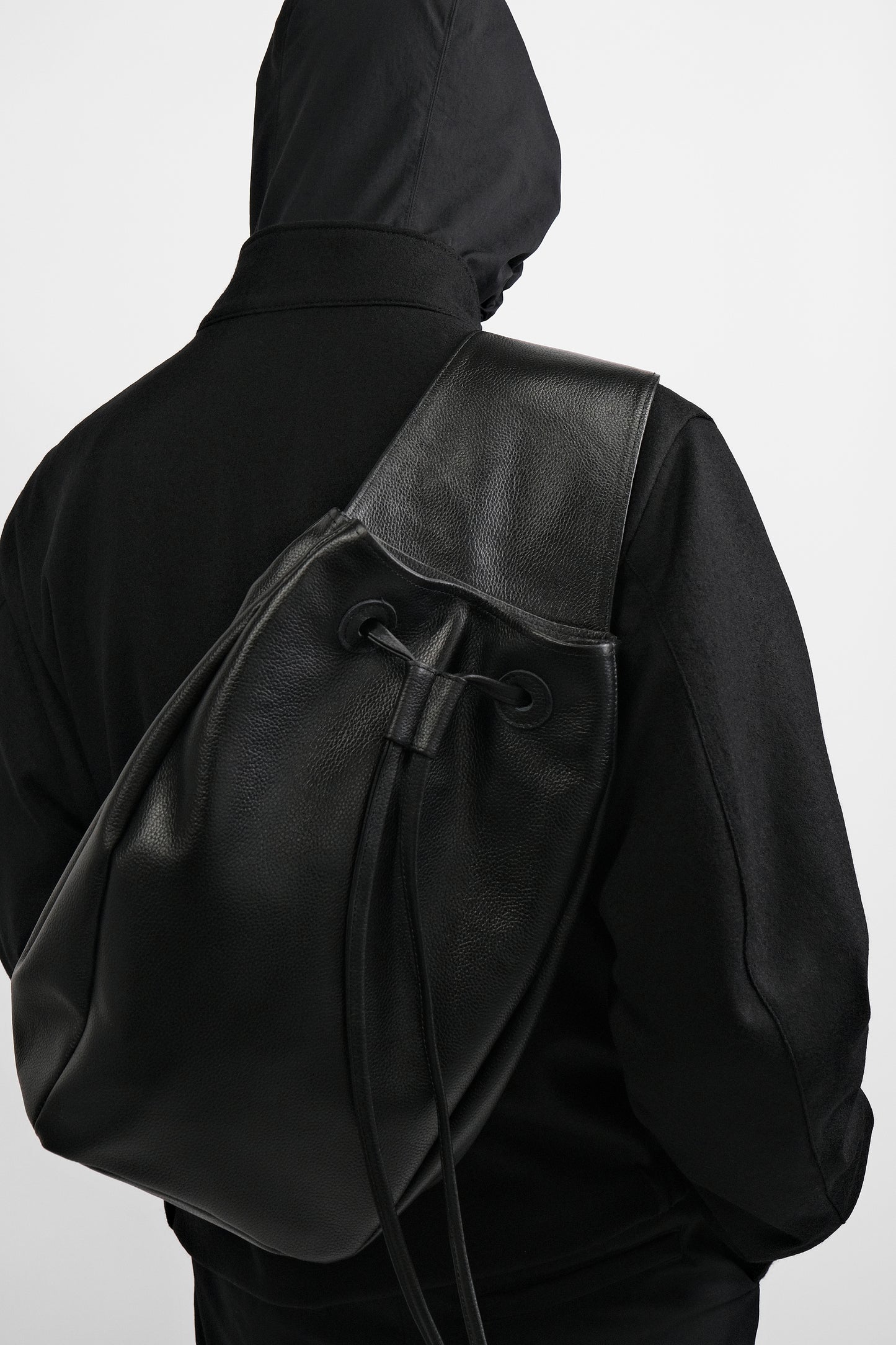 TECHNICAL COW LEATHER DRAWSTRING BAG / BLACK