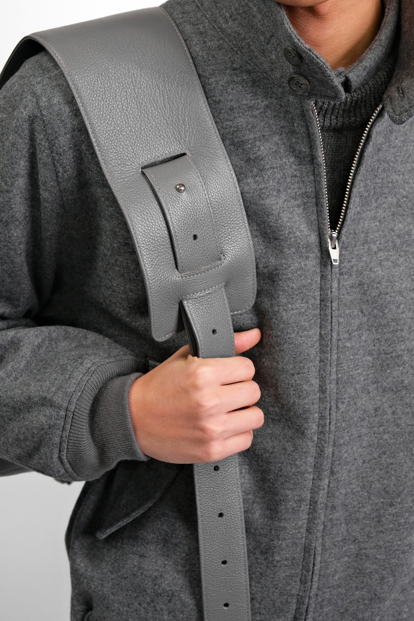 TECHNICAL COW LEATHER DRAWSTRING BAG / GRAY