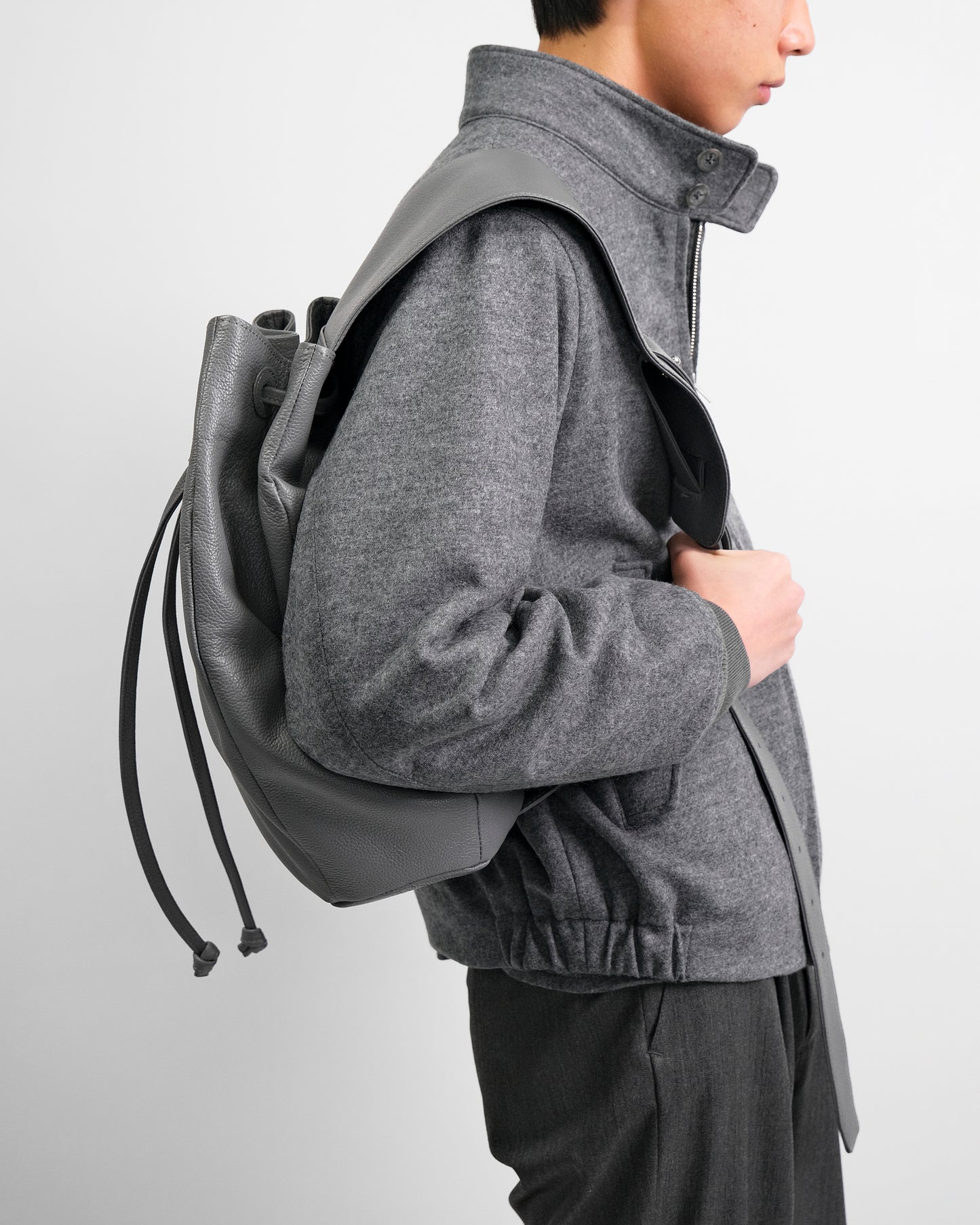 TECHNICAL COW LEATHER DRAWSTRING BAG / GRAY