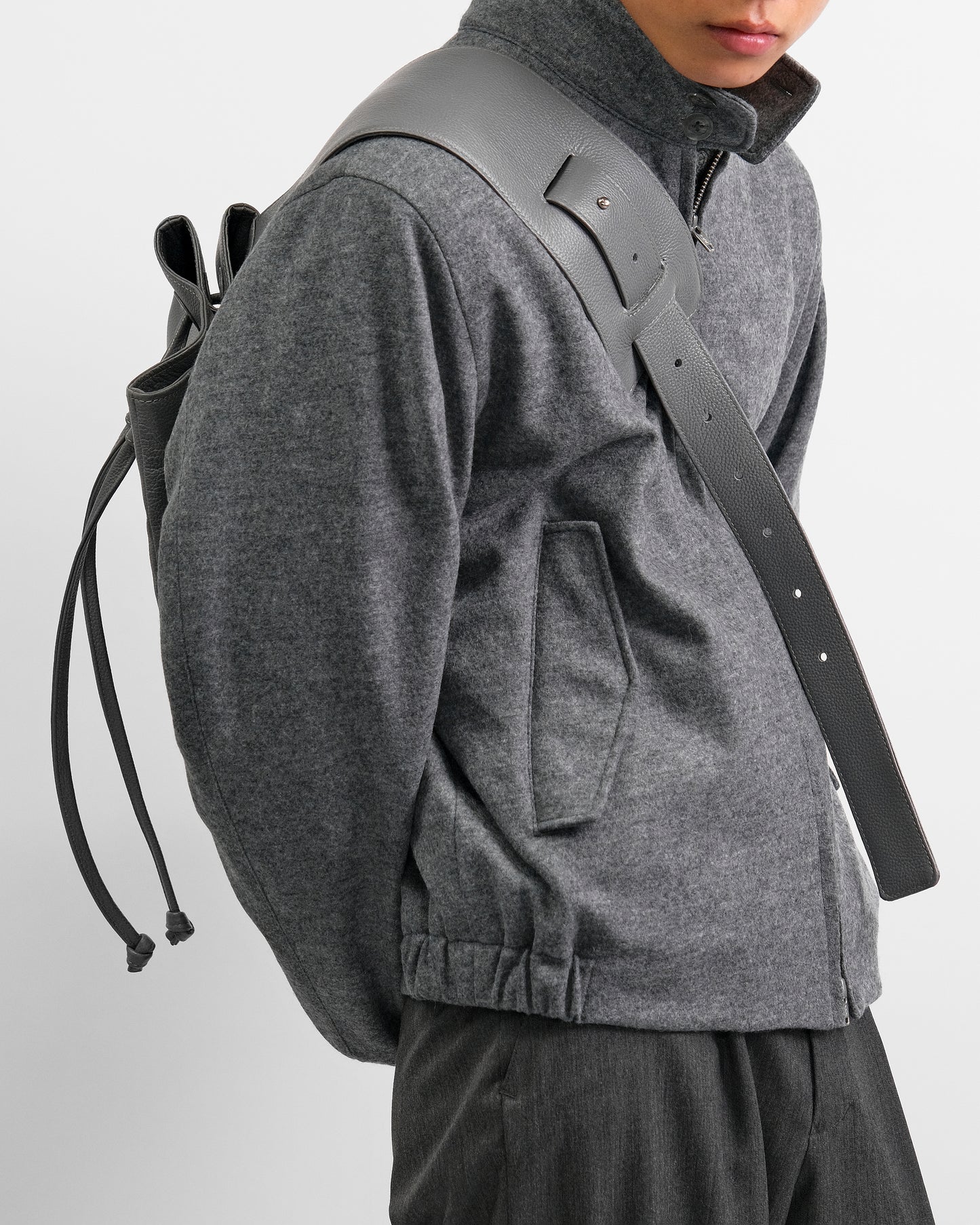 TECHNICAL COW LEATHER DRAWSTRING BAG / GRAY