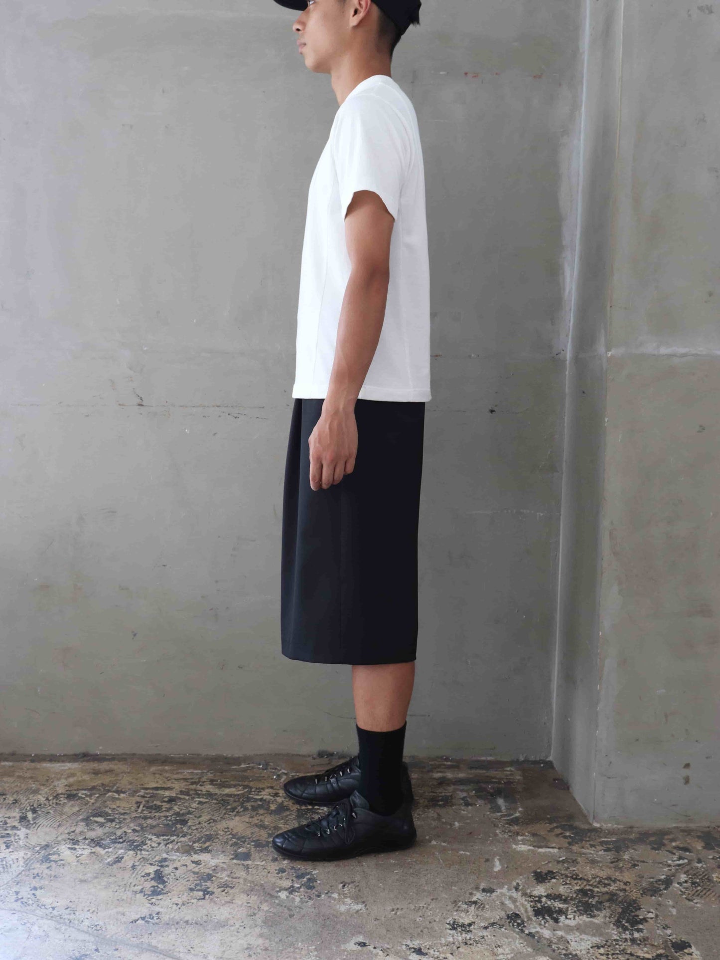 DOUBLE LOOP ONE-TUCK CROPPED WIDE TROUSERS/ BLACK