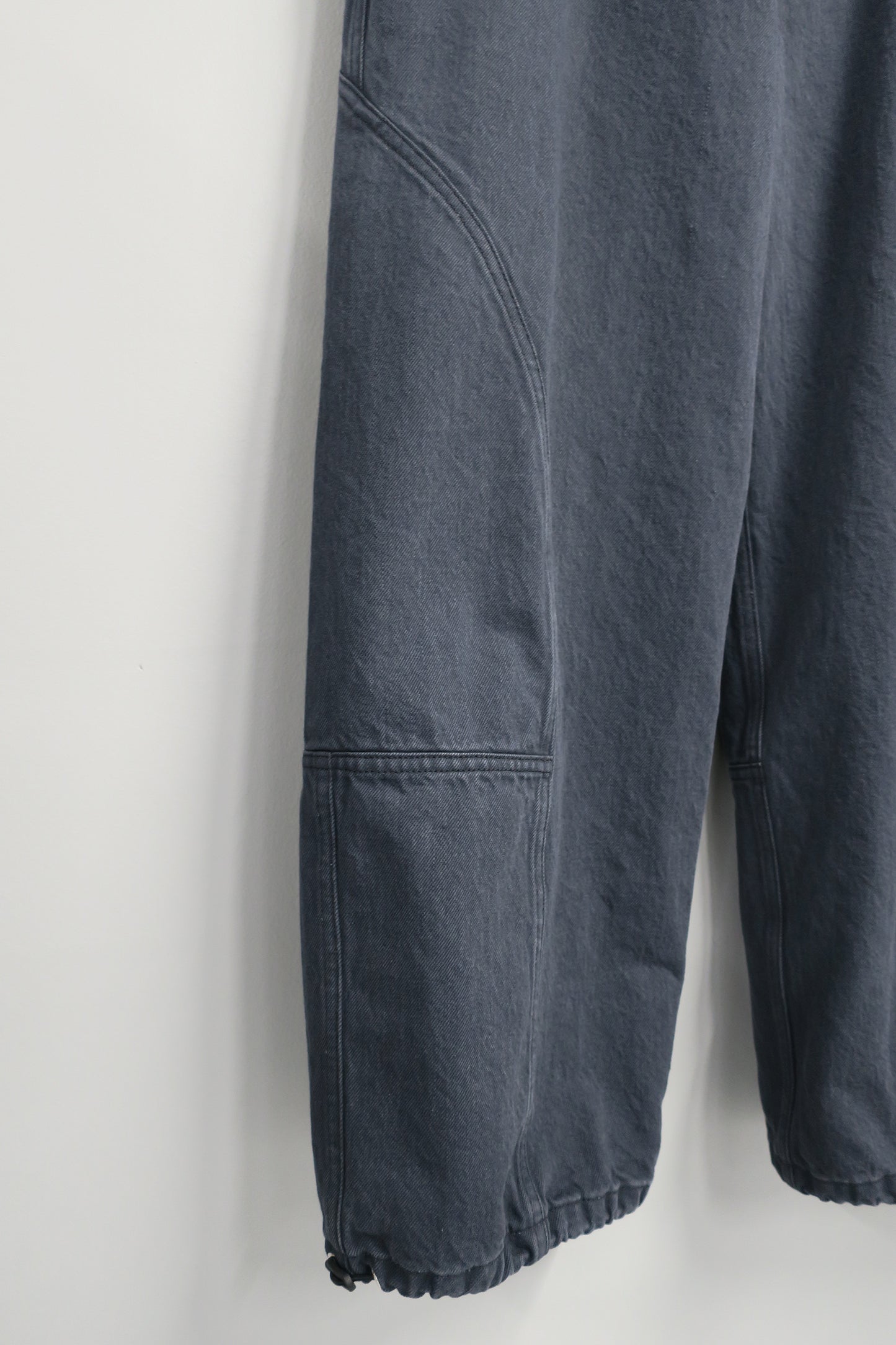 【SALE】DEFORMATION DENIM TROUSERS/ CHARCOAL