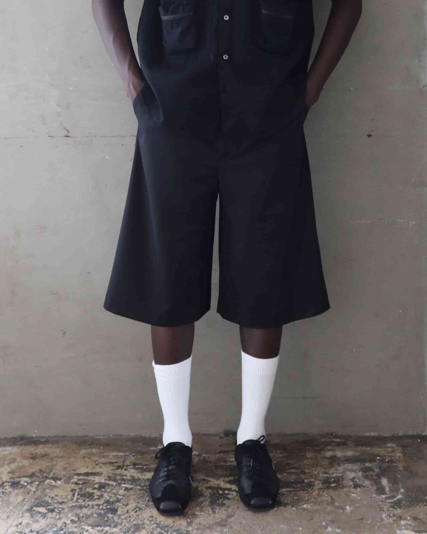 DOUBLE LOOP ONE-TUCK CROPPED WIDE TROUSERS/ BLACK