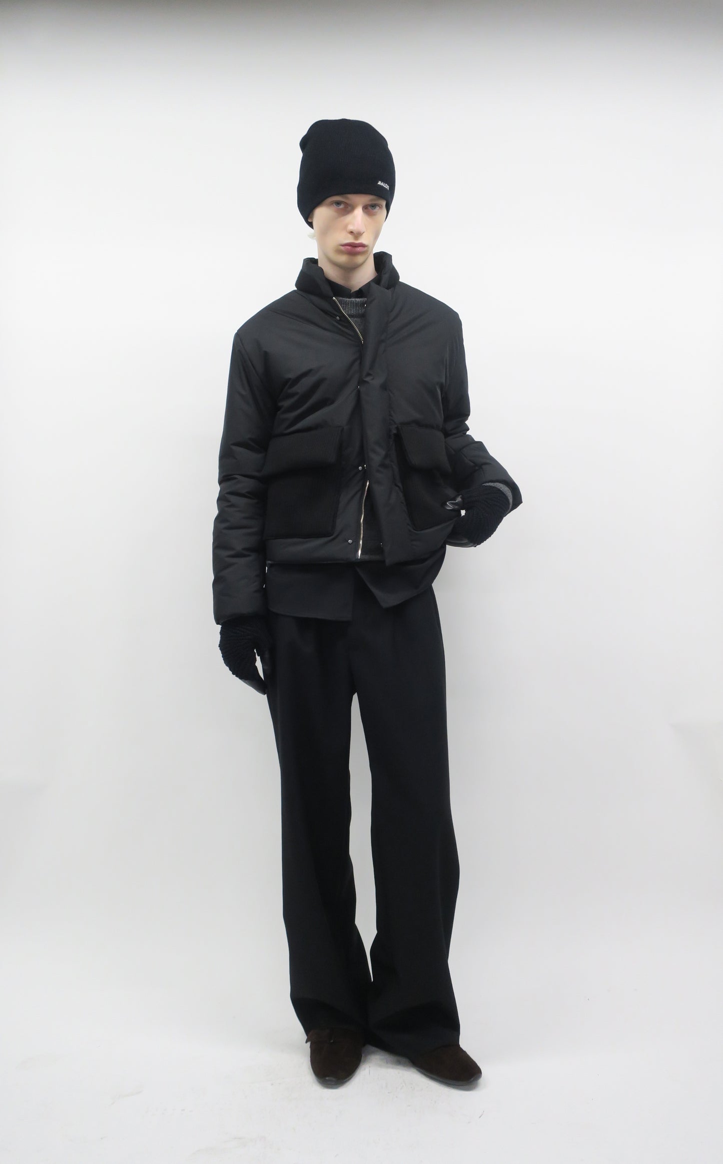WOOL GABARDINE DOUBLE LOOP RELAXED TROUSERS / BLACK